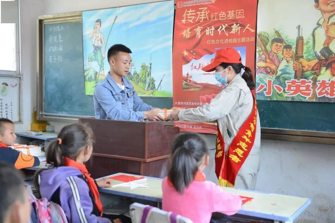 梦到去世的奶奶跟我说话还给我一大叠100元的冥币 我还拿去买了包烟！游戏画面